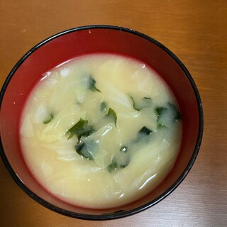 キャベツとわかめの味噌汁